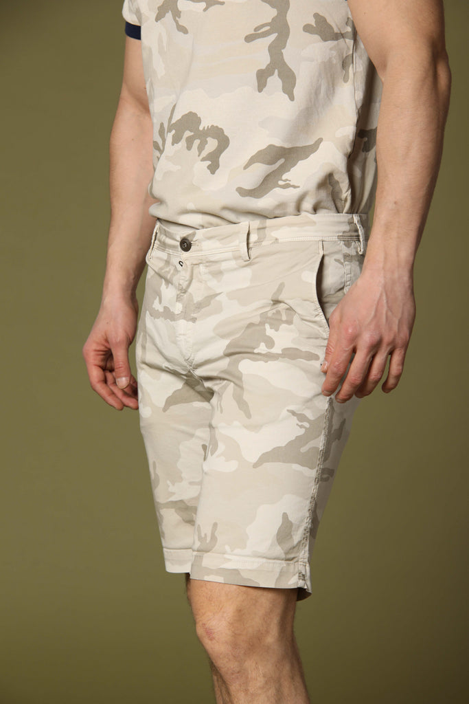 Image 2 of men's chino Bermuda shorts, Eisenhower model, with camouflage pattern, in beige, slim fit by Mason's