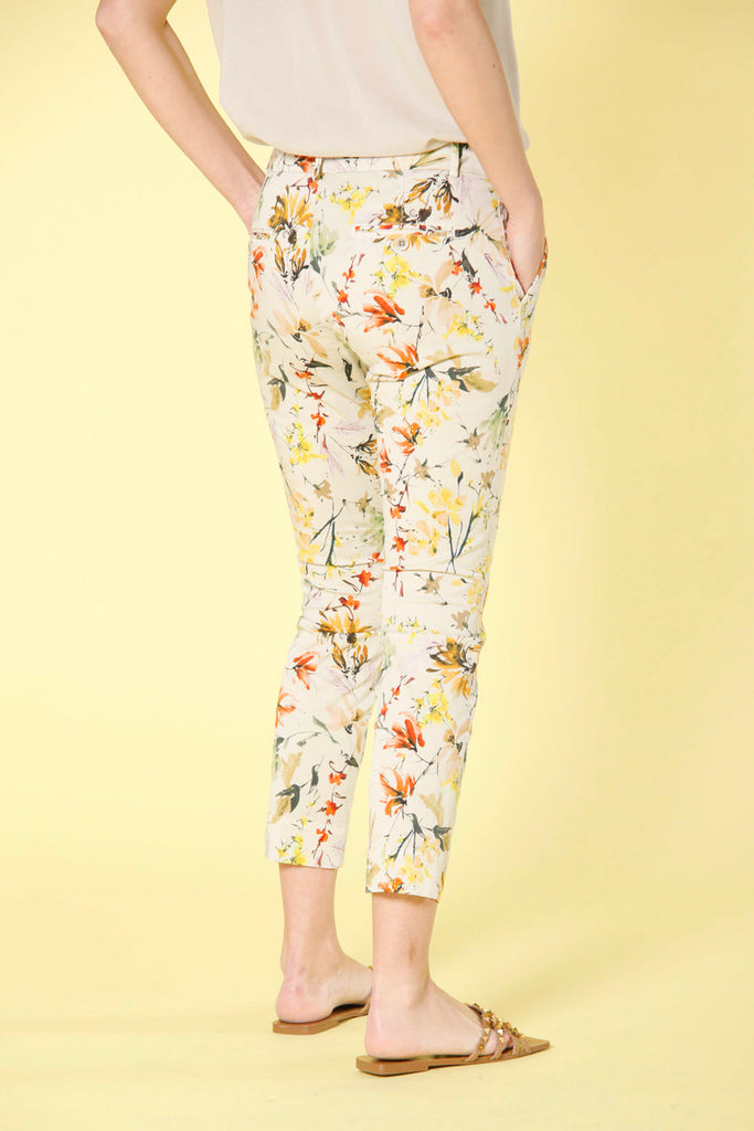Image 4 of women's capri chino pants in stucco colored stretch cotton wuùith flower print Jaqueline Curvie model by Mason's