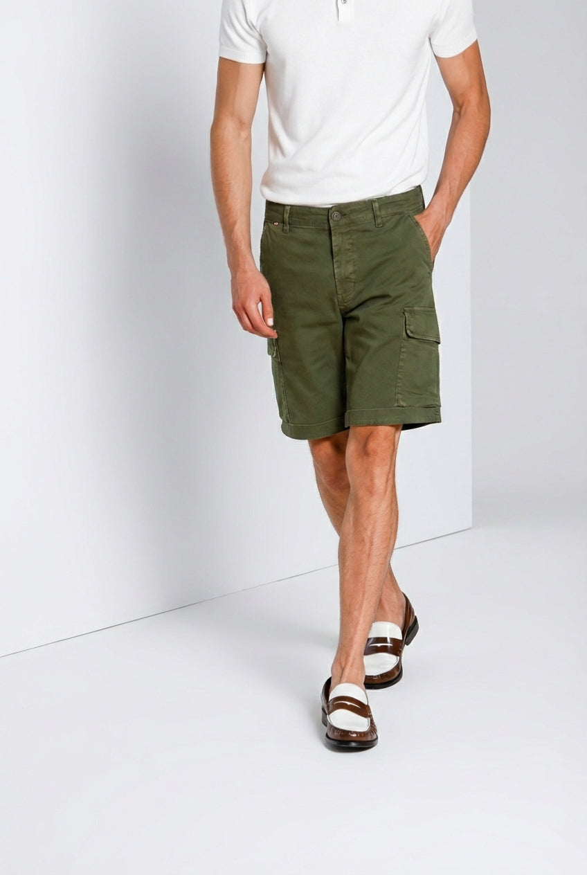 Chile bermuda cargo hombre en satén stretch slim fit ①