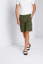 Chile bermuda cargo hombre en satén stretch slim fit ①