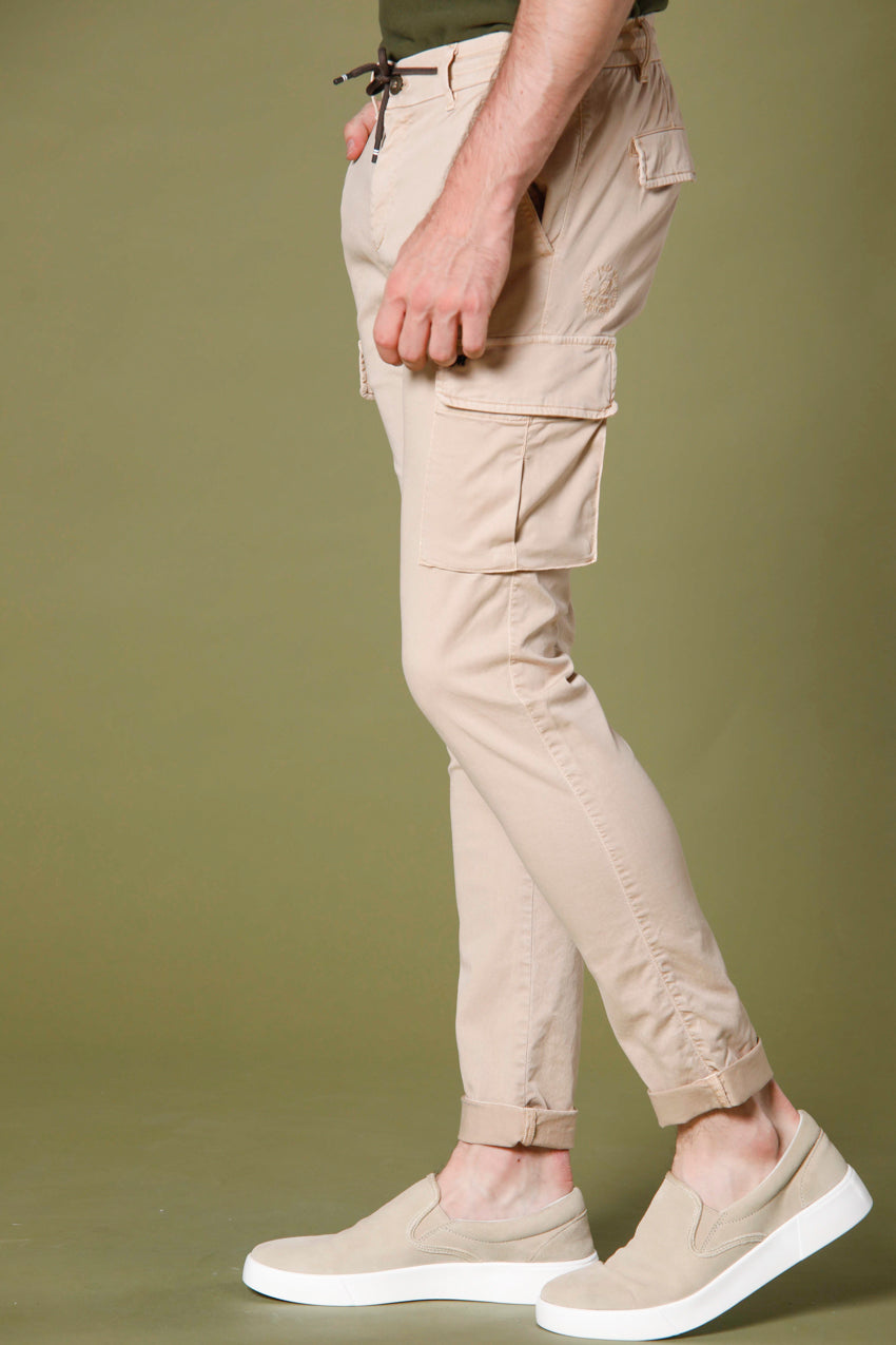 immagine 1 di pantaloni uomo in tencel e cotone modello Chile Jogger colore kaki scuro extra slim di Mason's