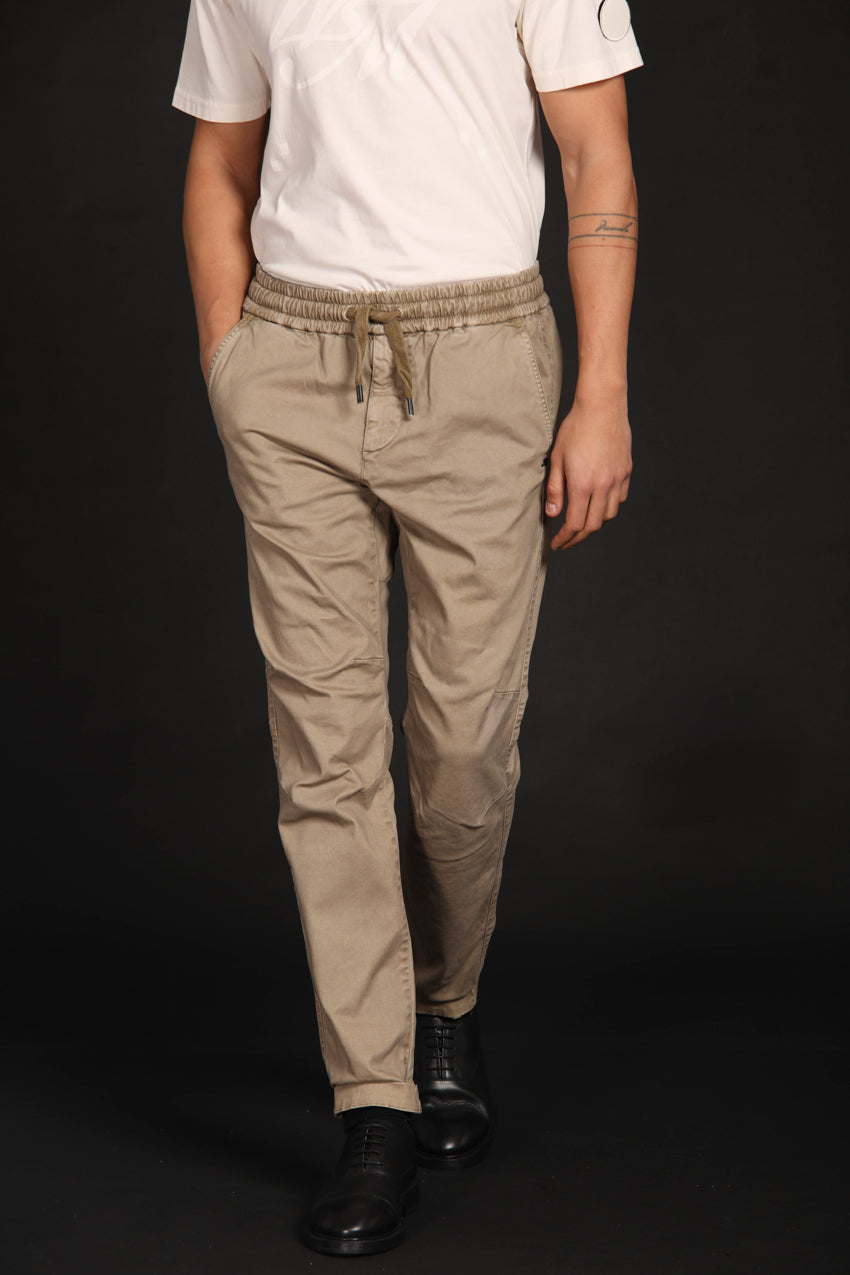 immagine 2 di pantalone chino uomo modello John Sack di colore kaki, fit carrot di Mason's