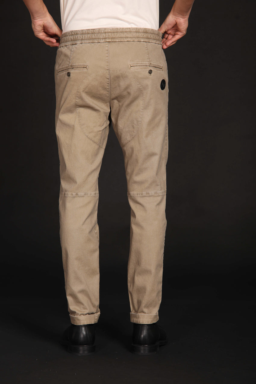 immagine 5 di pantalone chino uomo modello John Sack di colore kaki, fit carrot di Mason's