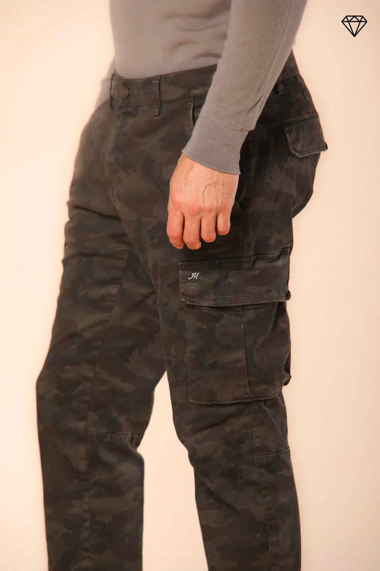 Chile pantalón cargo de hombre en satén con estampado de camuflaje extra slim ①