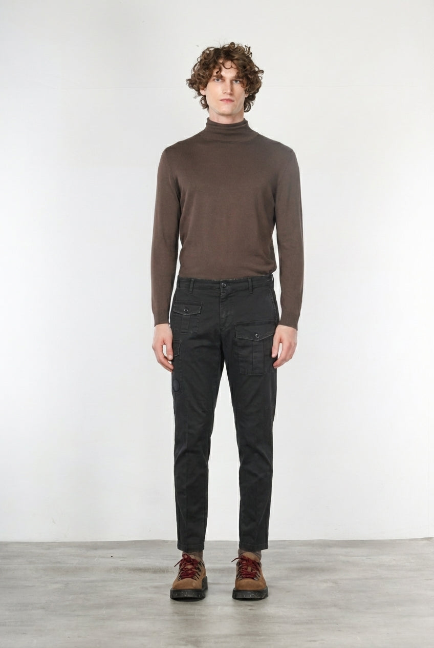 George Coolpocket men’s cargo pants in gabardine with carrot fit ①
