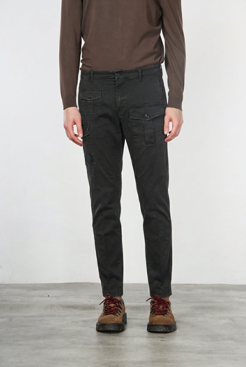 George Coolpocket men’s cargo pants in gabardine with carrot fit ①
