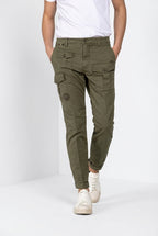 George Coolpocket Pantalone Cargo Mann aus leichtem Stretch-Twill Logo Edition carrot fit ①