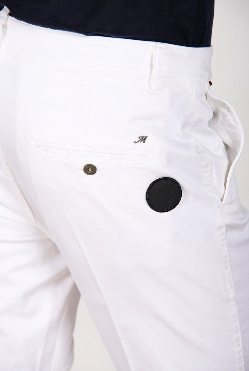 John Coolkhinos Hose Chino Mann aus Stretch-Satin Logo Edition carrot fit ①