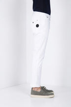 John Coolkhinos pantalón chino hombre en satén stretch Logo Edition carrot fit ①