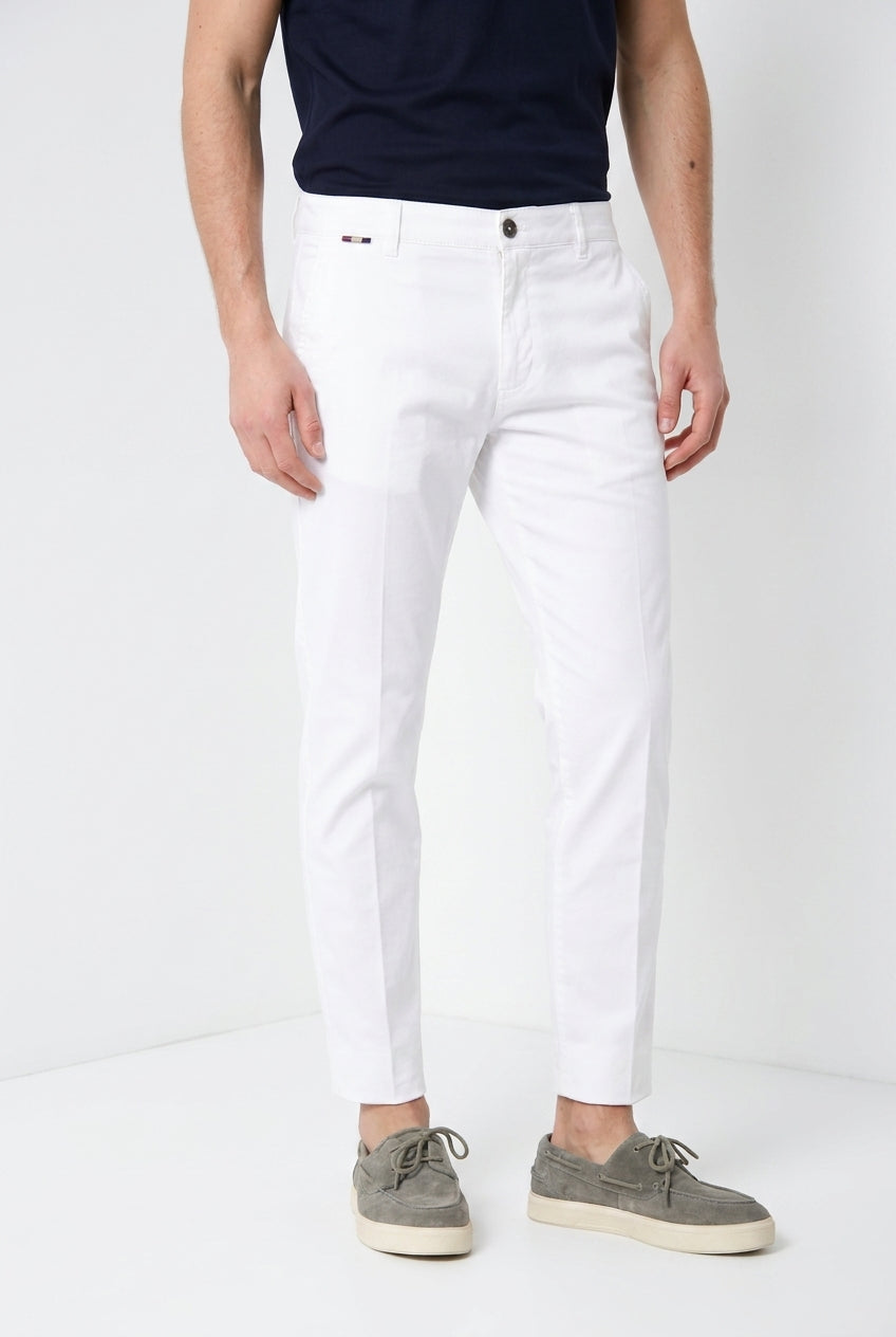 John Coolkhinos Hose Chino Mann aus Stretch-Satin Logo Edition carrot fit ①