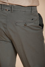 Pinces pantalone chino uomo in gabardina stretch relaxed fit
