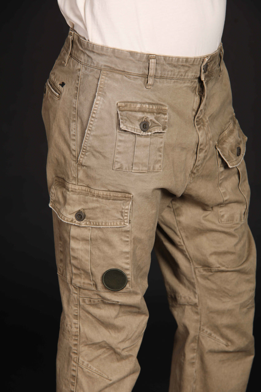 immagine 5 di pantalone cargo uomo modello George Coolpocket di colore kaki fit carrot di Mason's