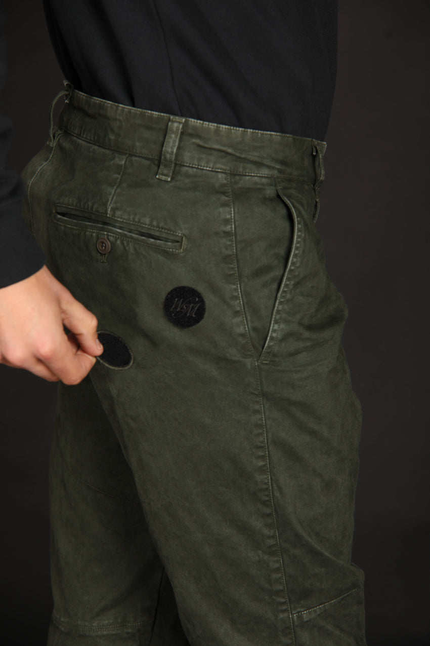 immagine 5 di pantalone chino uomo modello John Coolchinos in verde fit carrot di Mason's