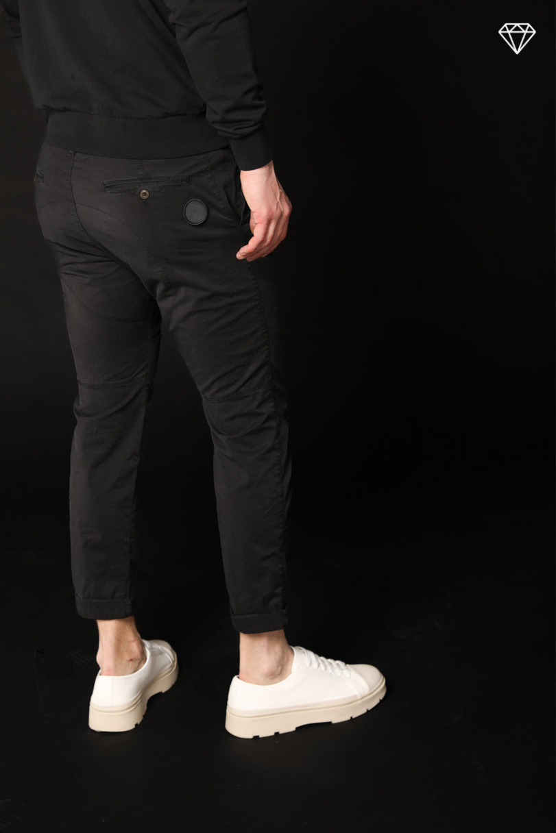 John Coolkhinos pantalón chino hombre en sarga stretch logo edition carrot fit ①