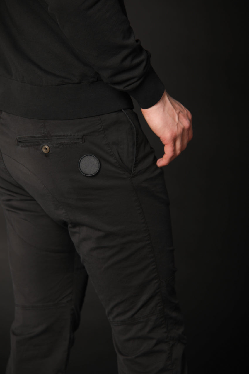 Image 3 de pantalon chino pour homme modèle John Coolkhinos en noir, coupe carotte de Mason's