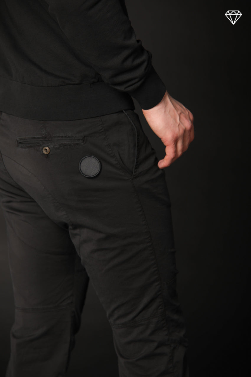 John Coolkhinos pantalón chino hombre en sarga stretch logo edition carrot fit ①