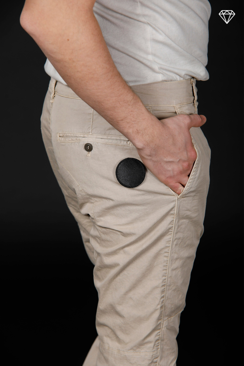 John Coolkhinos pantalón chino hombre en sarga stretch logo edition carrot fit ①