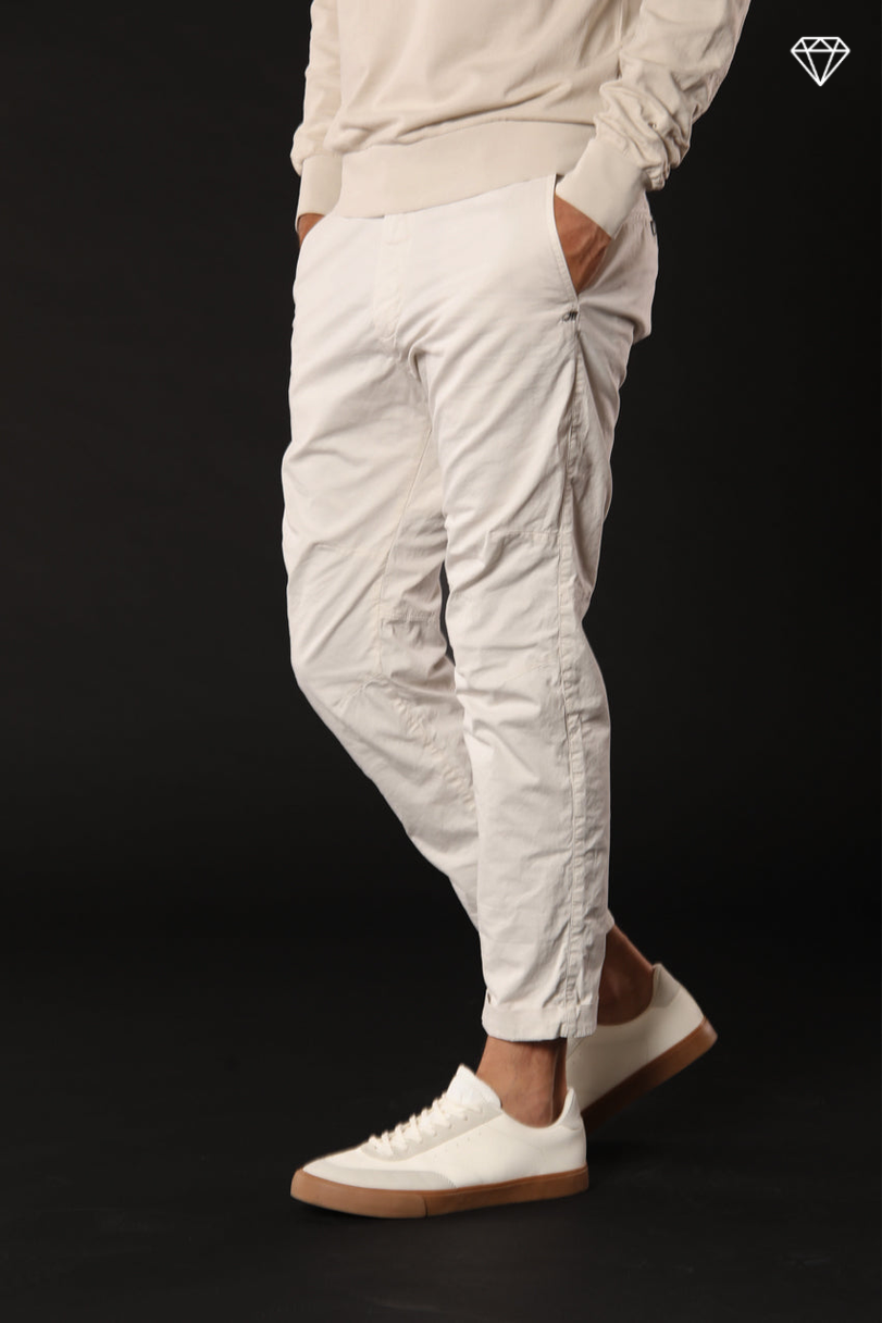 John Coolkhinos pantalón chino hombre en sarga stretch logo edition carrot fit ①