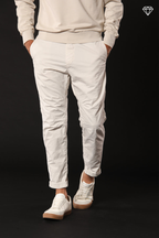 John Coolkhinos pantalón chino hombre en sarga stretch logo edition carrot fit ①