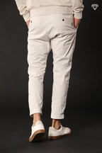 John Coolkhinos pantalón chino hombre en sarga stretch logo edition carrot fit ①