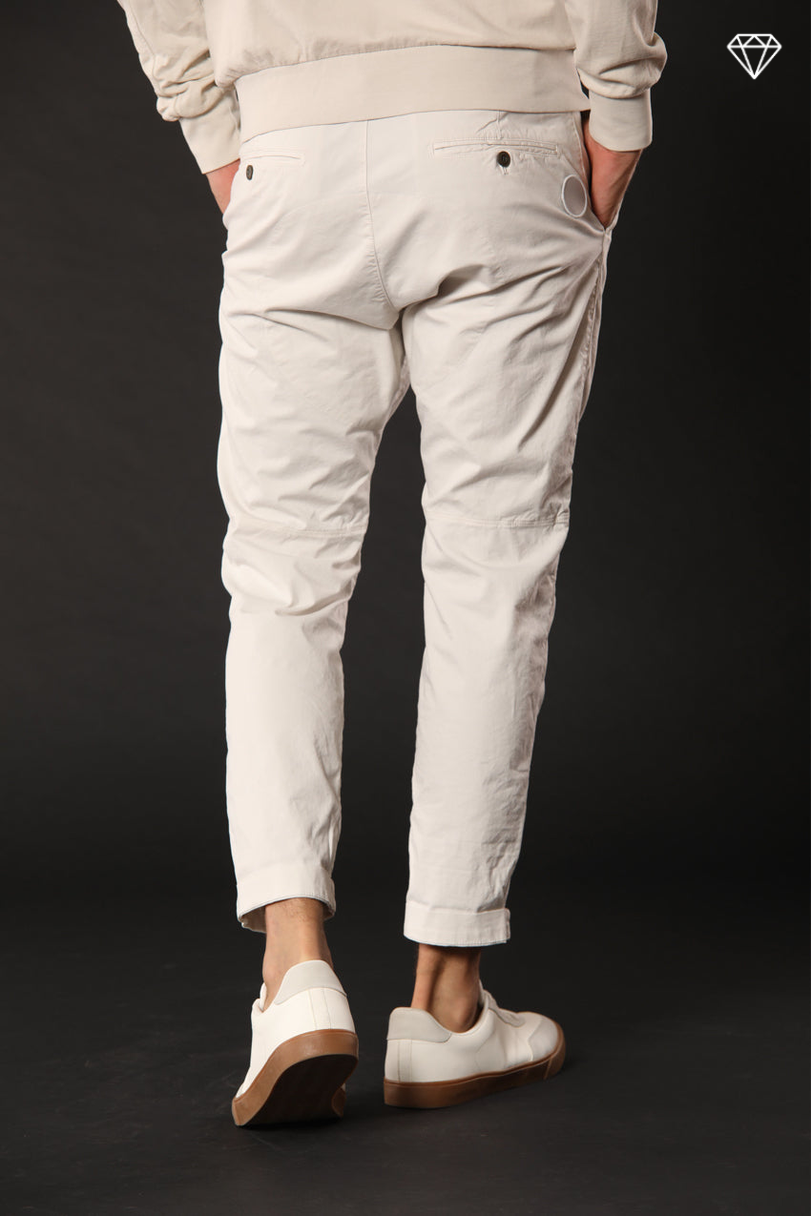 John Coolkhinos pantalón chino hombre en sarga stretch logo edition carrot fit ①