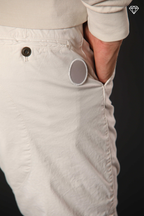 John Coolkhinos pantalón chino hombre en sarga stretch logo edition carrot fit ①