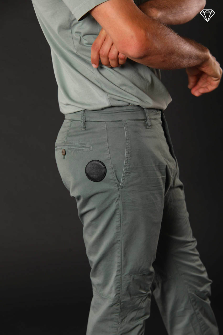 John Coolkhinos pantalón chino hombre en sarga stretch logo edition carrot fit ①