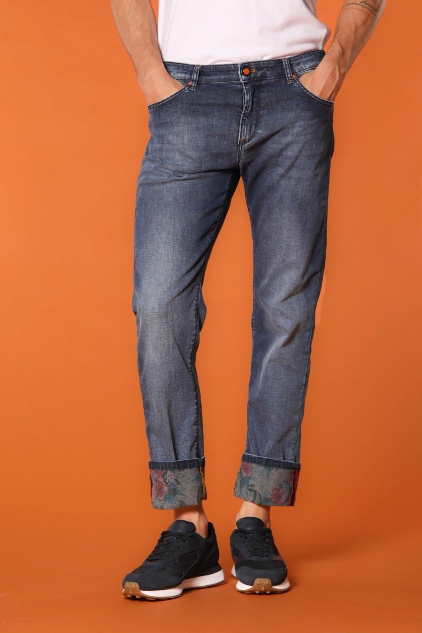 Harris Regular pantalón 5 bolsillos hombre en denim con estampado floral regular fit