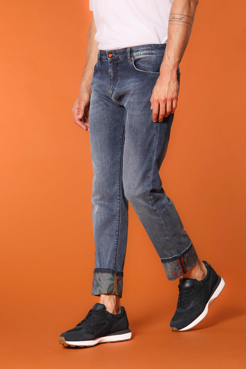 Harris Regular pantalón 5 bolsillos hombre en denim con estampado floral regular fit