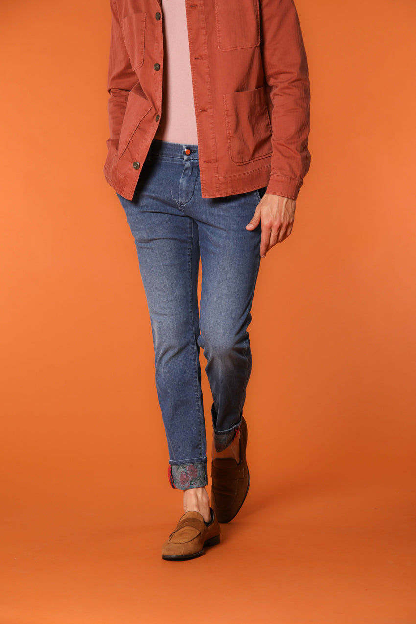 Milano Under 5 Bolsillos chino hombre en denim con estampado interno floral slim fit