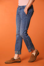 Milano Under 5 Bolsillos chino hombre en denim con estampado interno floral slim fit