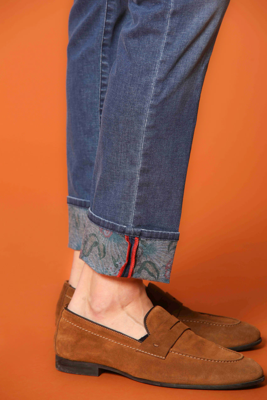 Milano Under 5 Bolsillos chino hombre en denim con estampado interno floral slim fit