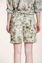 Jaqueline bermuda chino mujer en gabardina estampado hojas slim fit