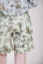 Jaqueline bermuda chino mujer en gabardina estampado hojas slim fit