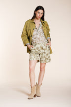 Jaqueline bermuda chino mujer en gabardina estampado hojas slim fit