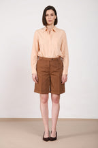 Bermuda chino donna Brigitte Mason's marrone chiaro in cotone relaxed fit, vista laterale su modella SS26