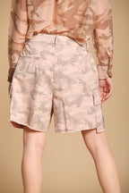 Judy bermuda cargo mujer en sarga de algodón estampado camuflaje arena relaxed fit