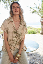 Livia camisa mujer manga corta en tela mezcla lino y viscosa estampado floral