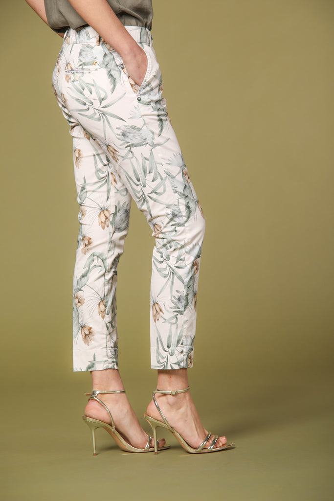 Image 4 of Women's Capri Chino Pants, Jacqueline Curvie Model, in White with Floral Print, Curvy Fit by Mason's