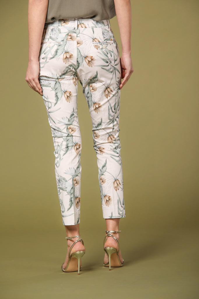 Image 5 of Women's Capri Chino Pants, Jacqueline Curvie Model, in White with Floral Print, Curvy Fit by Mason's
