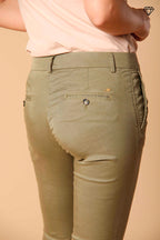Immagine 3 di pantalone chino donna in twill modello Jaqueline Curvie curvy fit 