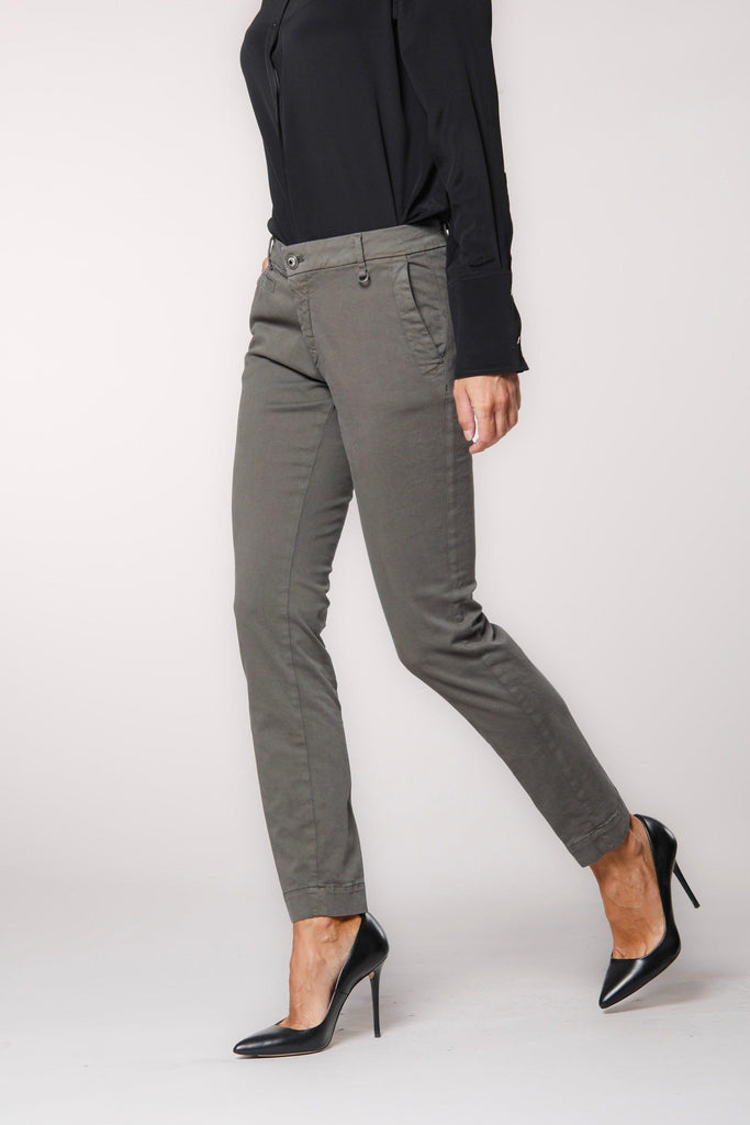 Picture 4 of women’s chino pants  in gabardine green color Jaqueline Archivio model by Mason’s 