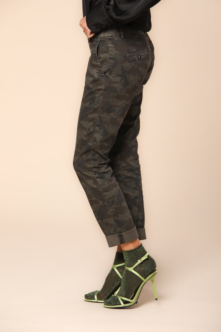 Jaqueline Archivio Damen-Chinohose aus Gabardine mit Camouflage-Print, Curvy ①