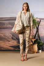 Chile City pantalón cargo mujer en satén con estampado camuflaje slim fit 