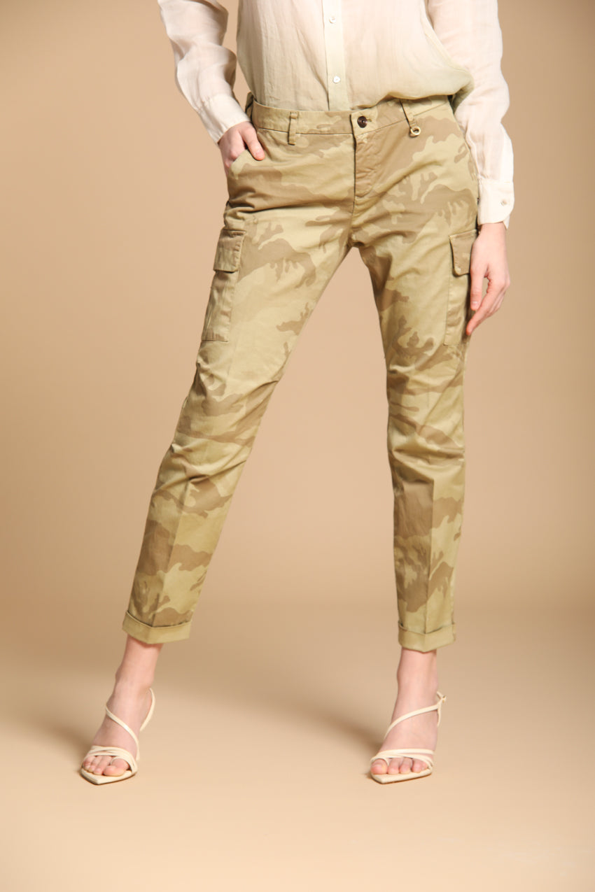 Chile City pantalón cargo mujer en satén con estampado camuflaje slim fit 