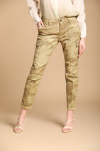 Chile City pantalón cargo mujer en satén con estampado camuflaje slim fit 
