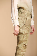 Chile City pantalón cargo mujer en satén con estampado camuflaje slim fit 