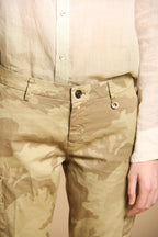 Chile City pantalón cargo mujer en satén con estampado camuflaje slim fit 