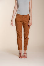 Chile City pantalón cargo mujer en gabardina stretch slim fit