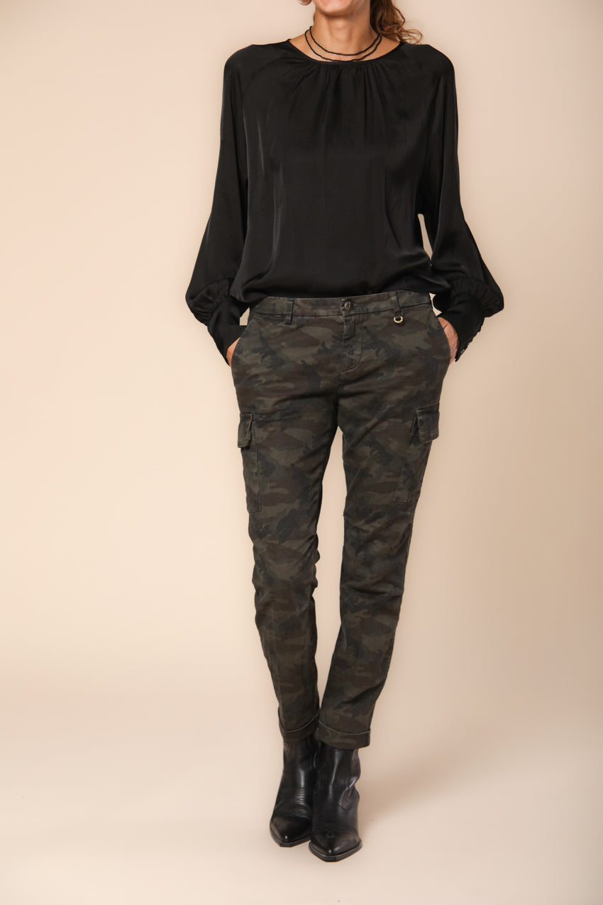 Chile City pantalon cargo femme en satin à imprimé camouflage coupe curvy ①.